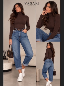Sweter z golfem z delikatnej dzianiny w kolorze czekoladowym